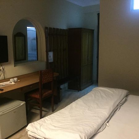 Hotel Atithi Dehradun Exteriör bild