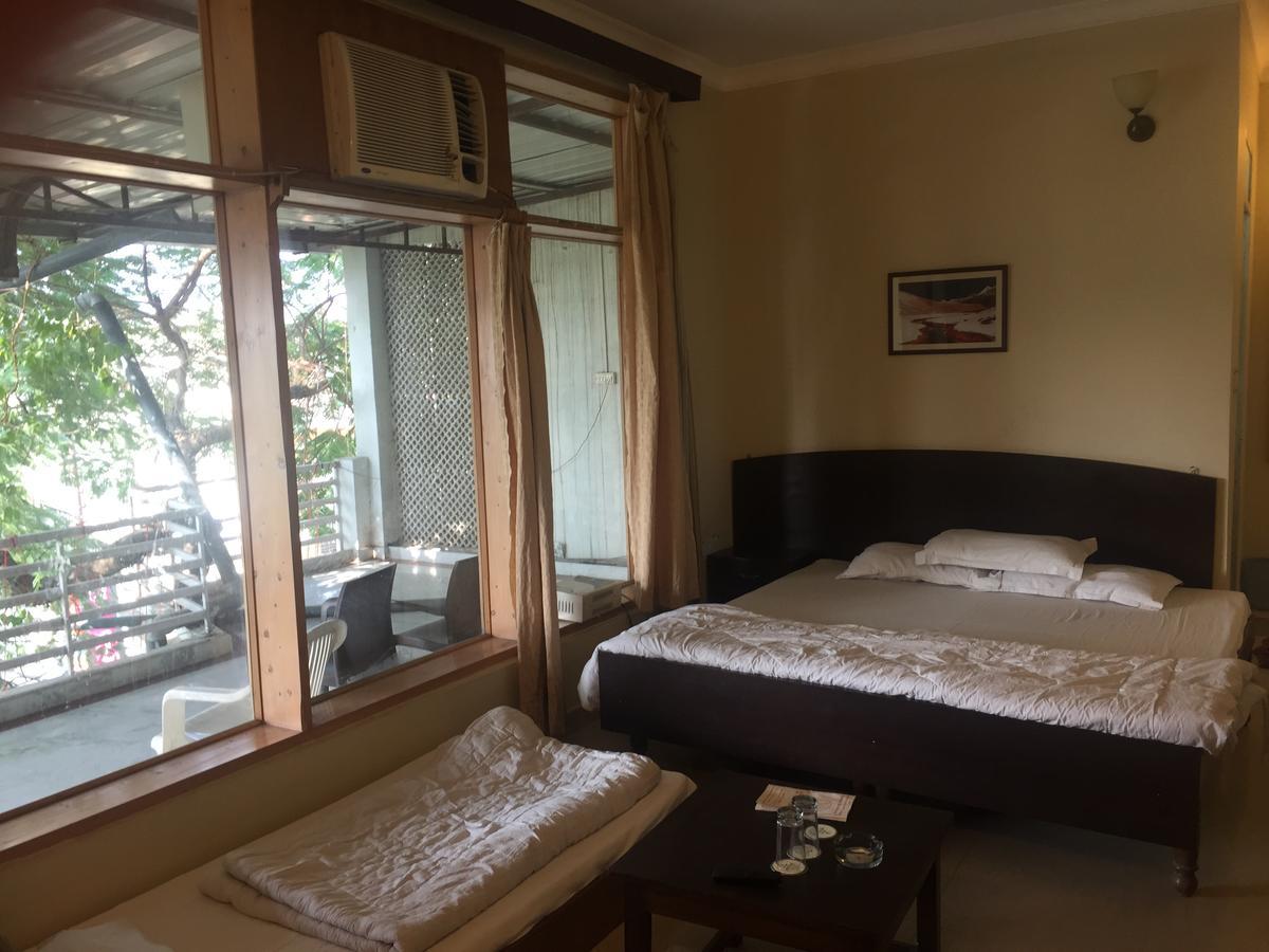 Hotel Atithi Dehradun Exteriör bild